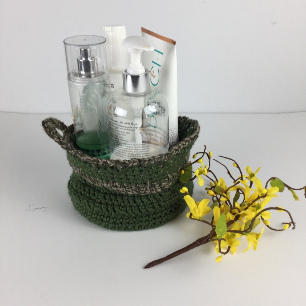 Set of 2 of multiuser basket and pat holder.